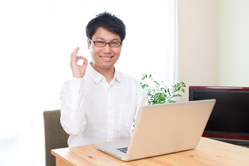 男性　リビング