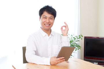男性　リビング