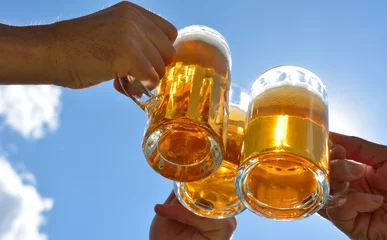 Selbstklebende Fototapete Bier anstoßen mit bier