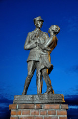 Obraz premium Dancing soldier statue in Grudziadz, Poland