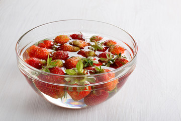 Cooking homemade strawberries jam