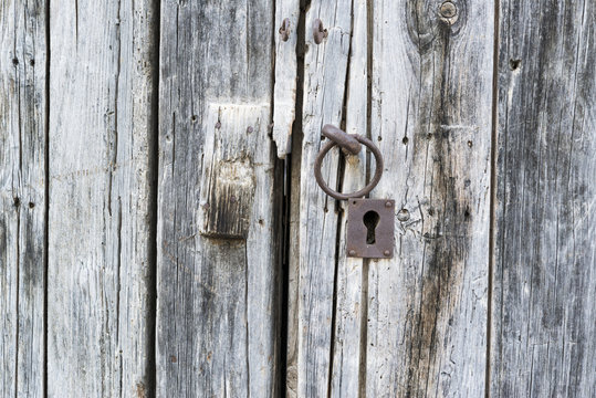 Secci&oacute;n de puerta vieja con cerradura oxidada