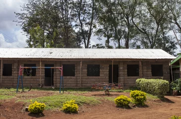 Wandcirkels tuinposter Block school building in Africa © Wollwerth Imagery