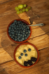 Vanillepudding mit Beeren