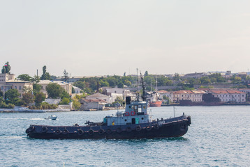 Obraz premium Tugboat in the harbor of Sevastopol