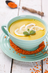  Puree soup with red lentils,with mint and lemon wedges.Traditional Turkish cuisine.