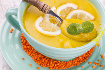  Puree soup with red lentils,with mint and lemon wedges.Traditional Turkish cuisine.