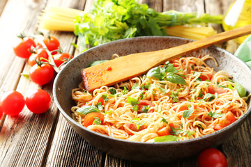 Spaghetti with tomatoes and basil