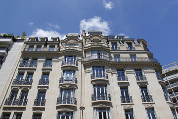Fototapeta na wymiar Immeuble ancien à Paris 