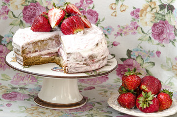 Сake with cream and strawberries