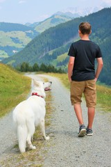 Junge mit Hund