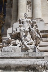 Fototapeta na wymiar Statue du Petit Palais à Paris