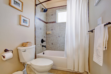 Fototapeta na wymiar Bright bathroom nwith white shower curtain.