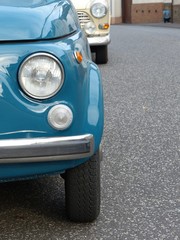 Frontansicht eines blauen italienischen Kleinwagen Klassiker der Sechzigerjahre und Siebzigerjahre...