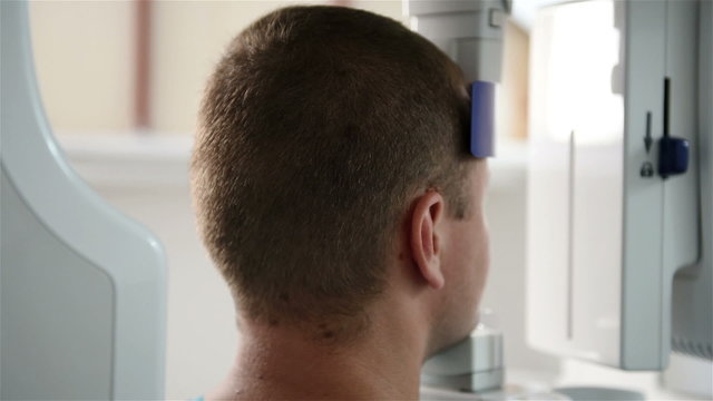computer scans the patient's head