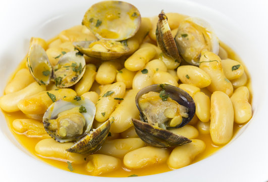 Detalle de fabes con almejas