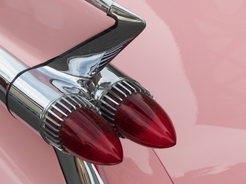 Rote R&uuml;cklichter in der Heckflosse einer rosa Limousine mit Chrom und Glanz aus dem Amerika der F&uuml;nfzigerjahre bei den Golden Oldies in Wettenberg Krofdorf-Gleiberg bei Gie&szlig;en in Hessen