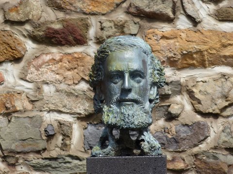 B&uuml;ste von Wilhelm Liebknecht vor der Landgr&auml;flichen Burg bei Sonnenschein in der Universit&auml;tsstadt Gie&szlig;en an der Lahn in Hessen