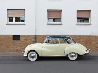 Zweitürige Limousine der Fünfziger Jahren mit Dreizylinder Zweitaktmotor und Weißwandreifen im...