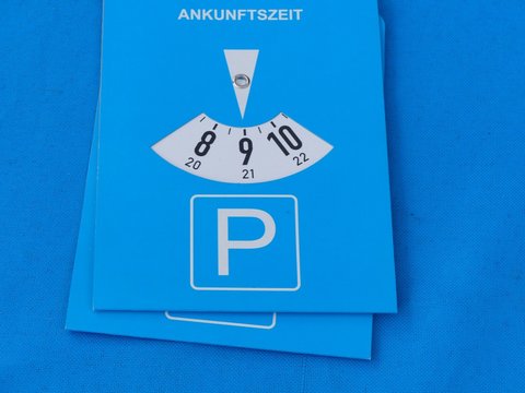 Blaue Parkscheibe auf blauem Hintergrund im Sommer bei Sonnenschein beim Oldtimertreffen Golden Oldies in Wettenberg Krofdorf-Gleiberg bei Gie&szlig;en in Hessen
