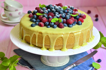 Berry cake with white chocolate glaze.