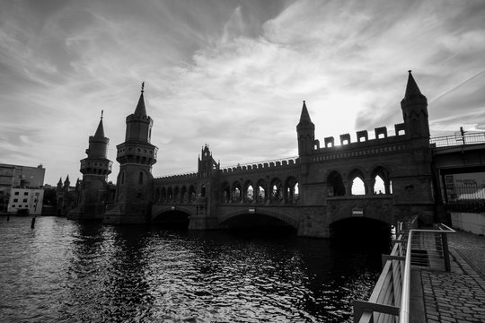 Fototapeta oberbaum bridge in berlin germany in black and white