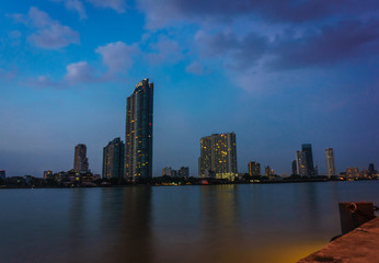 Obraz premium Chao Phraya River evening scene in Bangkok, Thailand