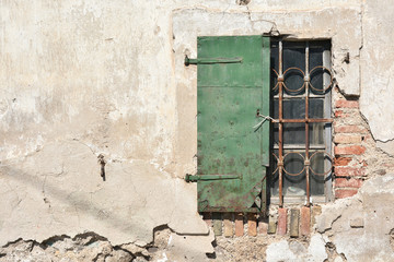 Fensterladen an einem alten Haus in der Stadt Lesce in Slowenien