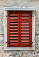 Fototapeta na wymiar Fensterladen an einem alten Haus in der Stadt Pula in Kroatien