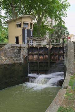 The canal du midi connects the Garonne River to the Étang de Thau on the Mediterranean sea..The Tide Gate is located near Castelnaudary in Southern France