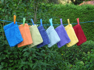 bunte Waschlappen an Wäscheleine