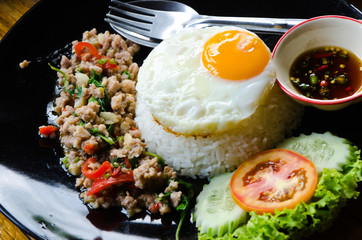 Stir-fried chicken with basil