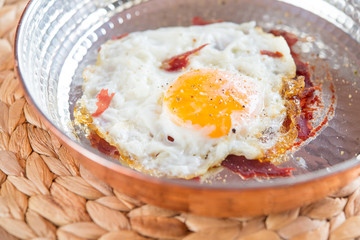 Egg with prosciutto
