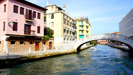 Fototapeta na wymiar canal and bridge with ancient buildings
