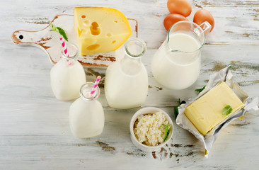Produits laitiers et œufs sur une table en bois blanche.