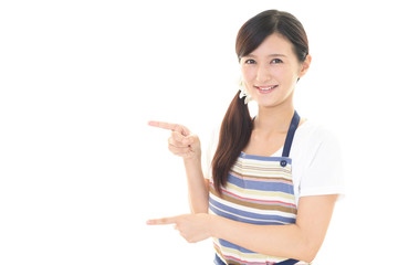 エプロンを着た笑顔の女性