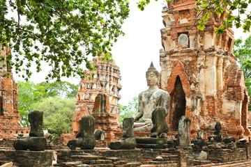 Old Buddha Statue and Old Temple Architecture at Wat Mahathat - obrazy, fototapety, plakaty