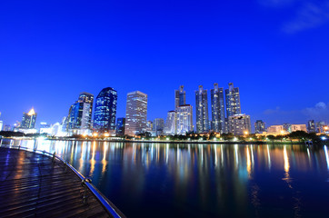 Naklejka premium Pejzaż widok nowoczesnych budynków w ogrodzie Benjakitti o zmierzchu