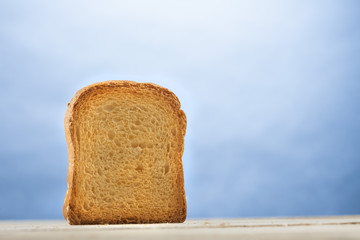 Fetta biscottata con sfondo celeste