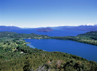 Obraz premium バリローチェのナウエルウアピ湖とアンデス