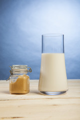 Prima colazione a base di latte fresco e burro di arachidi