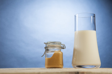 Colazione a base di latte fresco e burro di arachidi