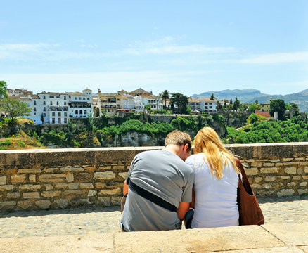 Pareja rom&aacute;ntica en el mirador de Ronda, M&aacute;laga, Espa&ntilde;a