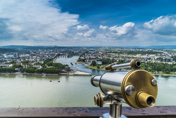 Fernrohr mit Fokus auf Koblenz und das deutsche Eck