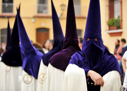 Procesi&oacute;n de Semana Santa por las calles de Sevilla, Andaluc&iacute;a, Espa&ntilde;a