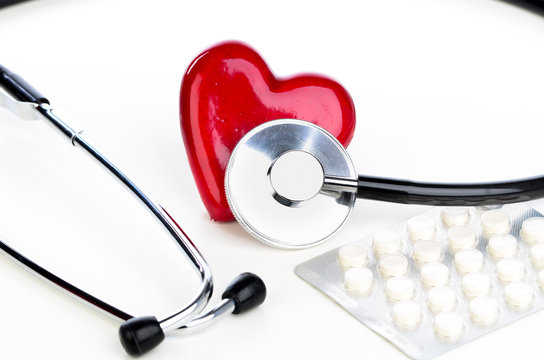 Herz Stethoscope und Tabletten