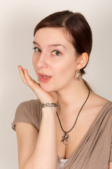 Junge Dame zeigt Emotionen / Ausdruck