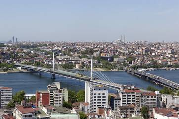 Вид на центр города и мосты через бухту Золотой Рог. Стамбул. - obrazy, fototapety, plakaty