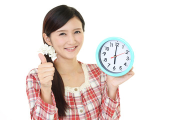 パジャマ姿の笑顔の女性