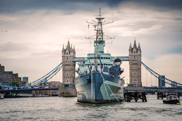 Naklejka premium HMS Belfast in front of Tower Bridge on river Thames